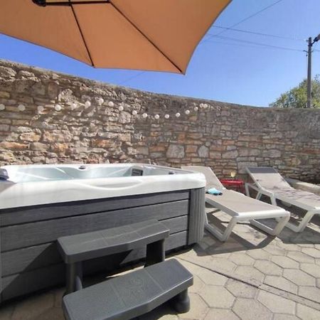 Apartment With Whirlpool And Bbq Near Porec Baderna Dış mekan fotoğraf