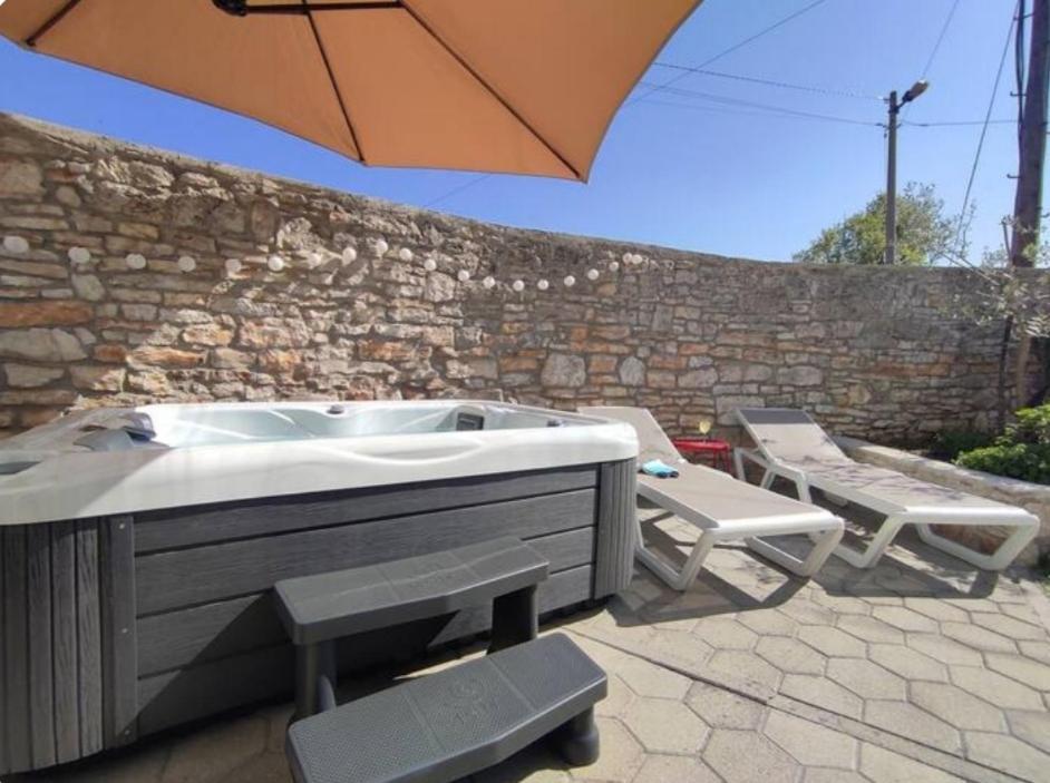 Apartment With Whirlpool And Bbq Near Porec Baderna Dış mekan fotoğraf