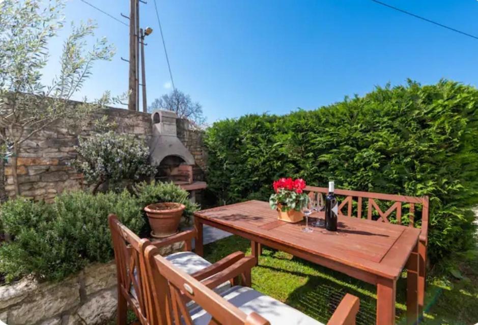 Apartment With Whirlpool And Bbq Near Porec Baderna Dış mekan fotoğraf