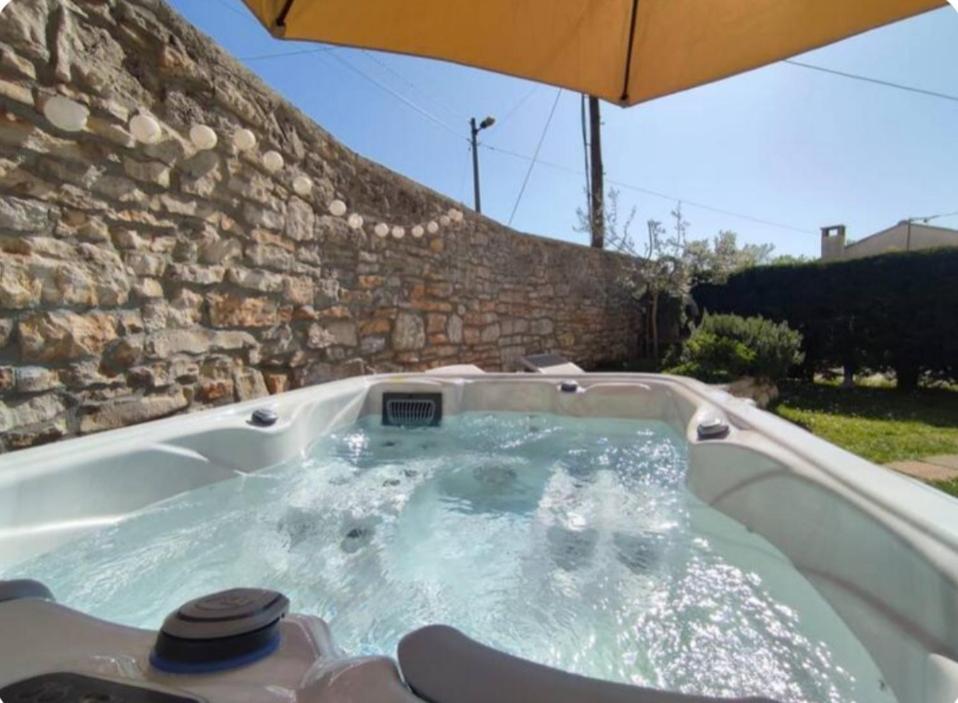 Apartment With Whirlpool And Bbq Near Porec Baderna Dış mekan fotoğraf